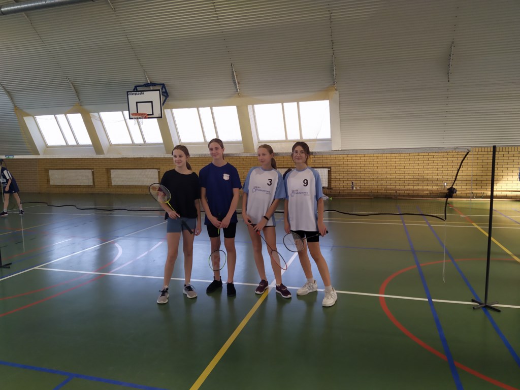 Finał rejonu teren Poznań Wschód w drużynowym badmintonie dziewcząt