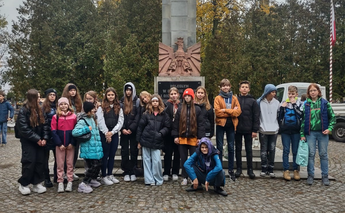 Siódmoklasiści pamiętają o lokalnych patriotach SzkolaPamieta SP Milenium w Gnieźnie
